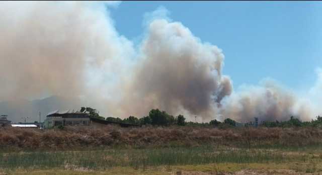 Enorme incendio a San Gavino: il fumo arriva fino al Cagliaritano