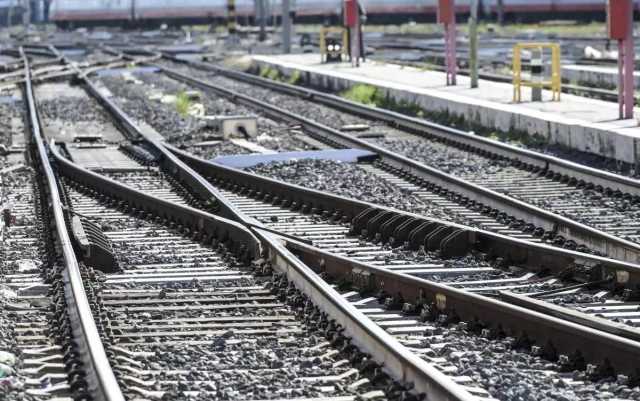Operaio muore mentre lavora sui binari: il dramma nelle Marche