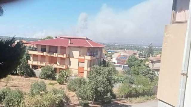 Enorme incendio a San Gavino: il fumo arriva fino al Cagliaritano
