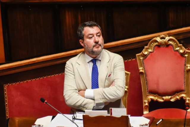 Salvini firma il decreto sull’alcolock per i recidivi: l’auto partirà solo con tasso alcolico pari a zero
