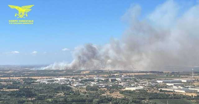 La Sardegna brucia ancora: 22 roghi in un giorno, a Villaspeciosa salvate dalle fiamme un'anziana e la figlia