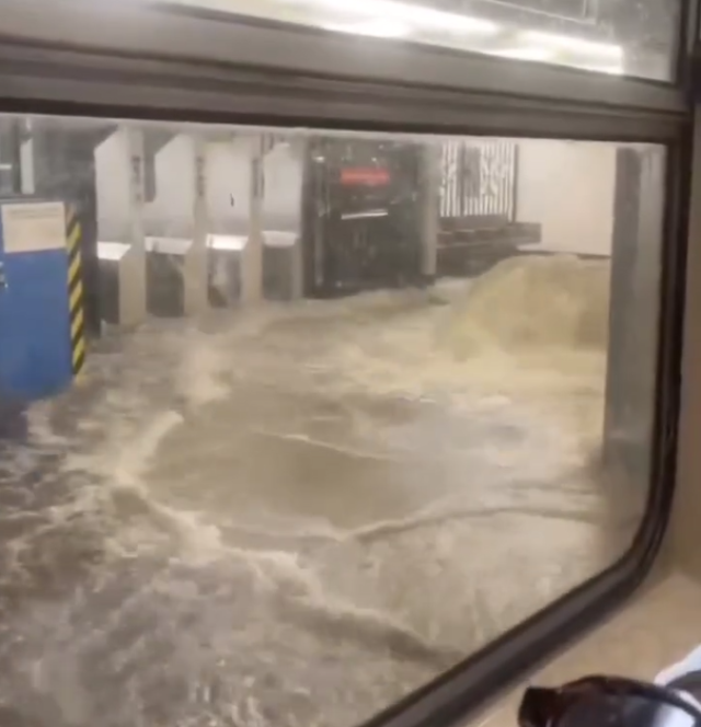 Maltempo e forti piogge a New York: metro allagata e voli sospesi (Video)