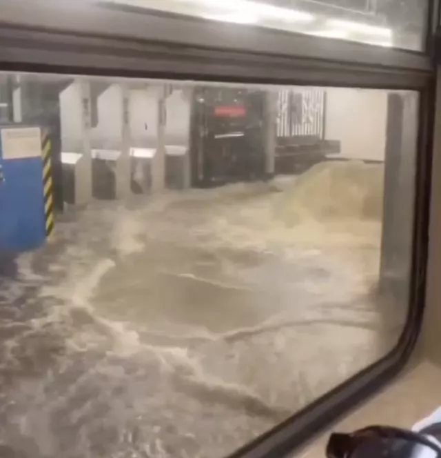 Maltempo e forti piogge a New York: metro allagata e voli sospesi (Video)
