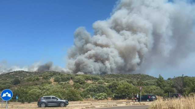 Villasimius, spaventoso incendio vicino Punta Molentis: enorme colonna di fumo nero (VIDEO)
