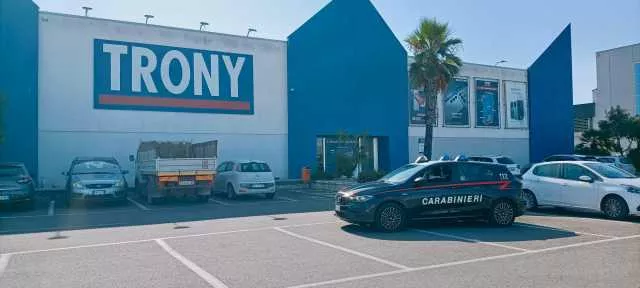 Sfondano una porta con il muletto e irrompono al Trony: ladri in azione a San Sperate