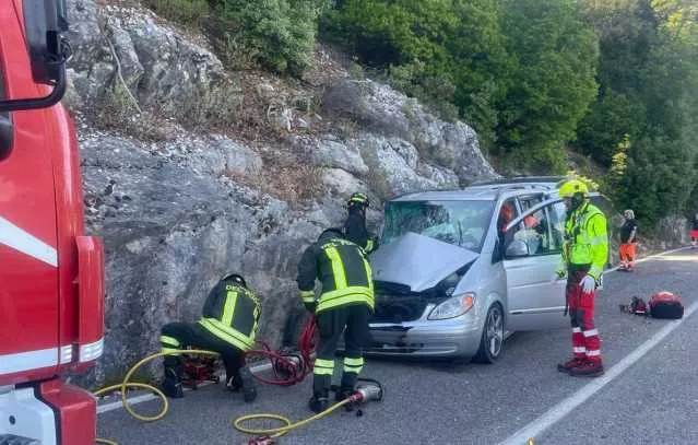 Urzulei, auto si schianta contro costone roccioso sulla 125: passeggera soccorsa con l'elicottero