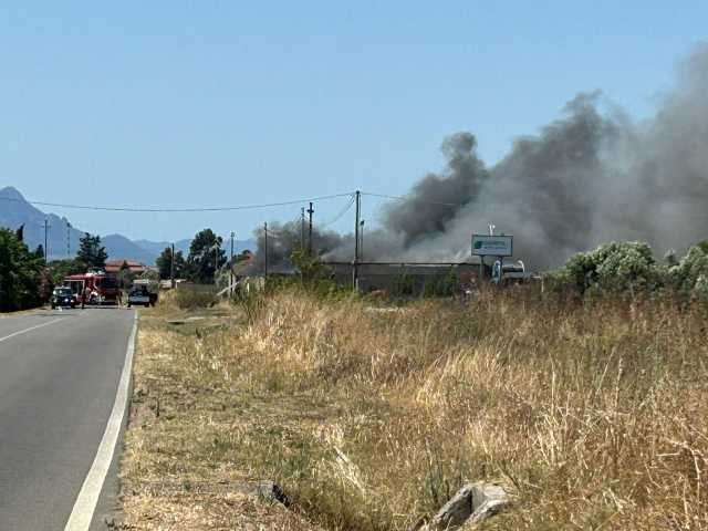 Incendi intorno alla sp4: fiamme vicino al mercato ortofrutticolo e tra Villasor e San Sperate