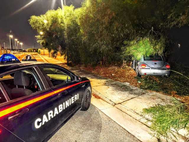 Guida ubriaco, scappa dai carabinieri e si schianta su un albero a Selargius: 33enne denunciato