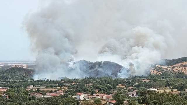 Incubo incendi nel basso Campidano: evacuazioni a Villacidro, paura anche a Serramanna
