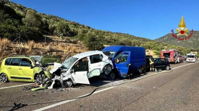 Schianto tra 4 auto sulla 125var: 7 feriti tra cui bambini e militari: uno è grave