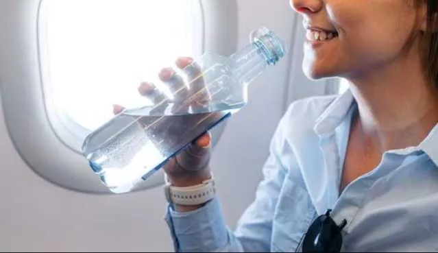 Basta limitazioni per i liquidi nei bagagli in aeroporto: l'Europa verso il sì, ma ci sono polemiche 