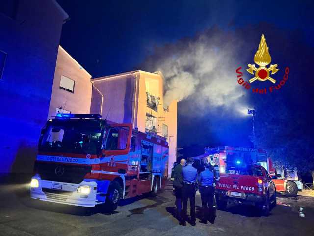 Paura a Bosa, scoppia un incendio in un appartamento: tre persone in ospedale