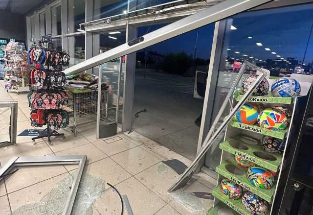 Pula, sfondano la vetrata del supermercato con un'auto rubata ma fuggono a mani vuote: caccia ai ladri
