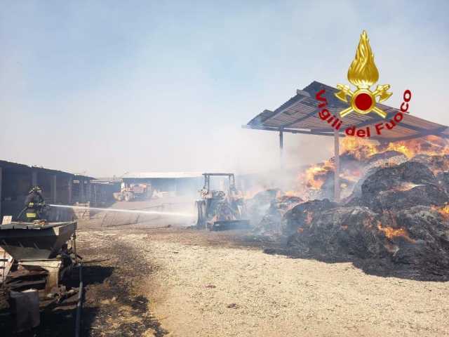 Incendio fra Monastir e Villasor: un'azienda colpita dalle fiamme 