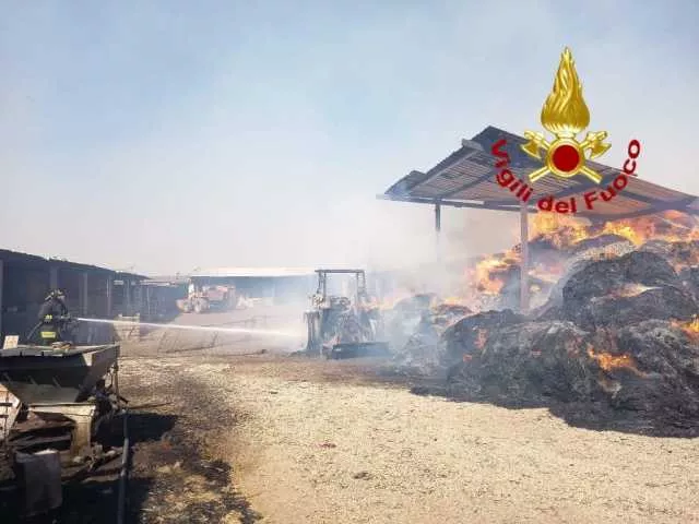 Incendio fra Monastir e Villasor: un'azienda colpita dalle fiamme 