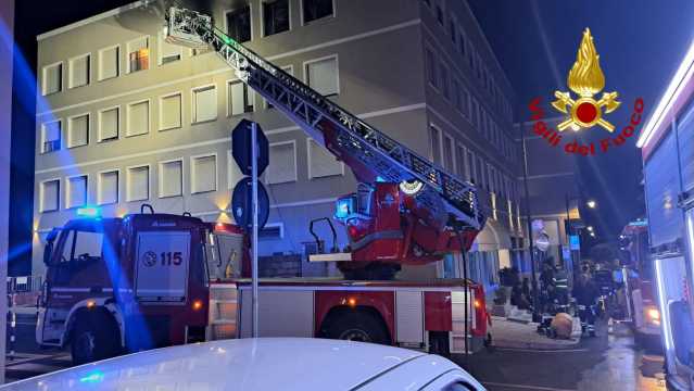 Olbia, in fiamme un appartamento al quarto piano: ore di lavoro per i vigili del fuoco (Video)