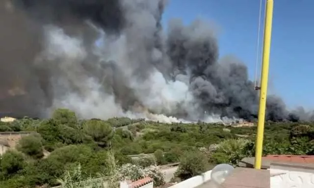 Paura a Carbonia per un grosso incendio: le fiamme minacciano le case (Video)
