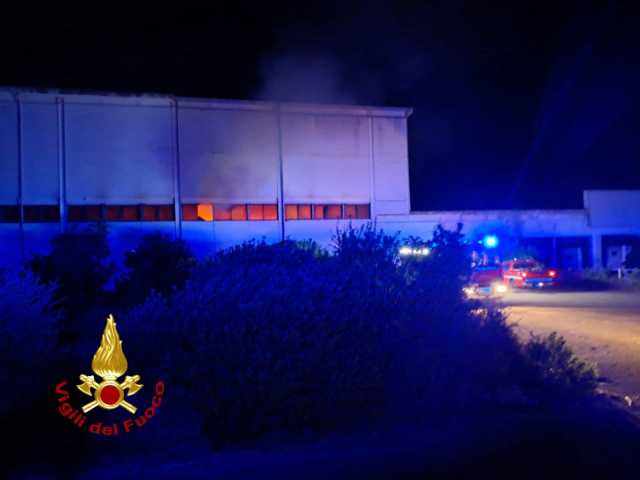 Ottana, incendio in un capannone: in fiamme 180 rotoballe di fieno