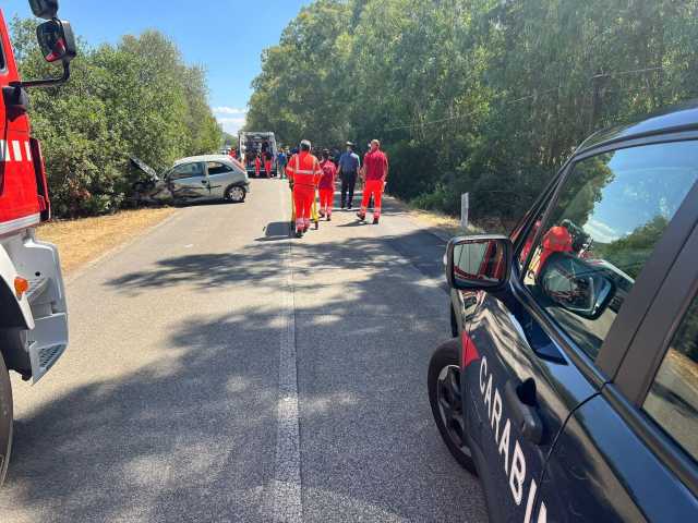 Domusnovas, violento scontro frontale fra due auto: tre feriti, uno è grave