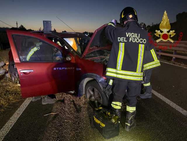 Perde il controllo dell'auto ed esce fuori strada: paura per una donna sulla 130