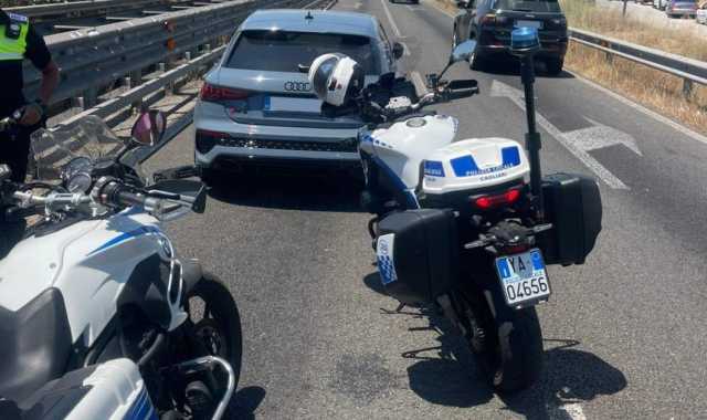 Senza patente, scappa a 200 km/h sulla 130 e rischia i frontali: l'inseguimento nel Cagliaritano