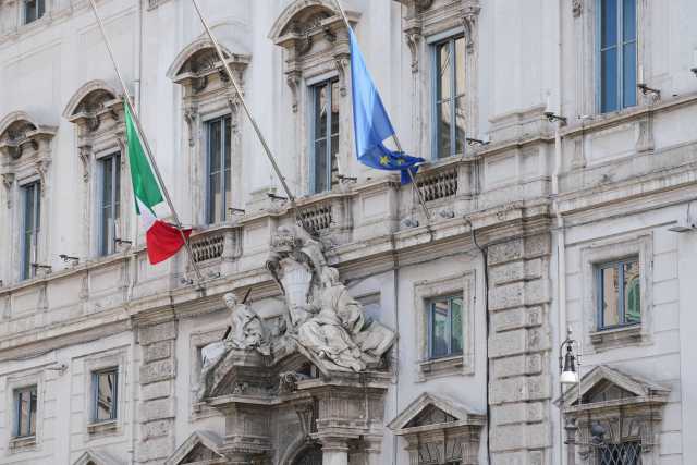Stipendi pubblici, salta il tetto a 240mila euro: 