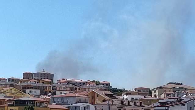 Paura a Nuoro per un incendio: lambite dalle fiamme alcune case 
