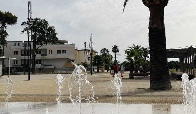 Fontane, corsia per i runner e panche in legno: a Cagliari riaperta piazza degli Arcipelaghi