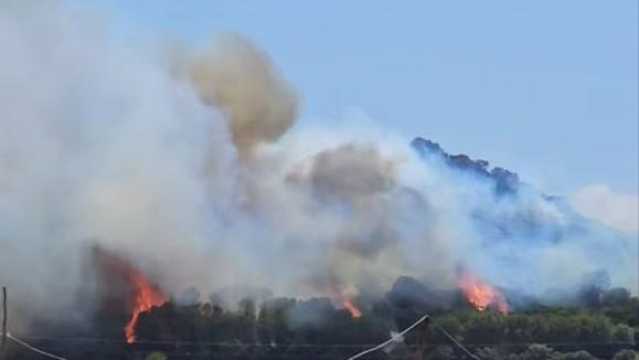 Fuoco tra Cardedu e Bari Sardo, le fiamme minacciano le strutture ricettive nella zona