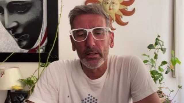 Litigano per la distanza della barca dalla costa, poi tira in ballo il dramma della figlia: Corrado Sorrentino si sfoga