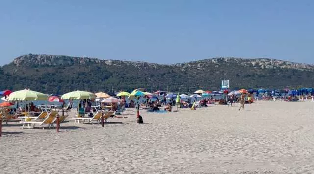 Ritrovato il bimbo scomparso al Poetto di Cagliari: era in spiaggia 