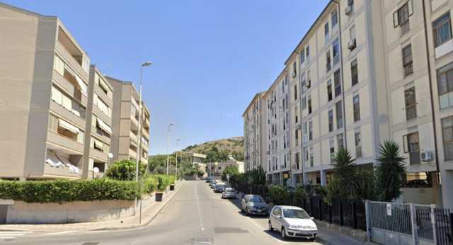 Cagliari, i vicini sentono un forte odore dalla casa: cinquantanovenne trovato morto