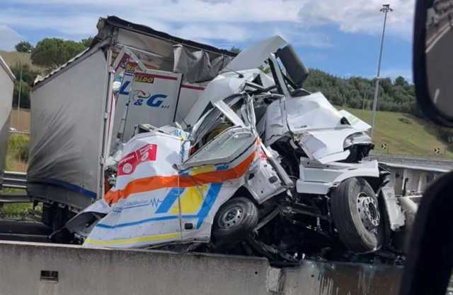 Terribile schianto sulla A1: tir travolge più mezzi e un'ambulanza, ci sono tre morti