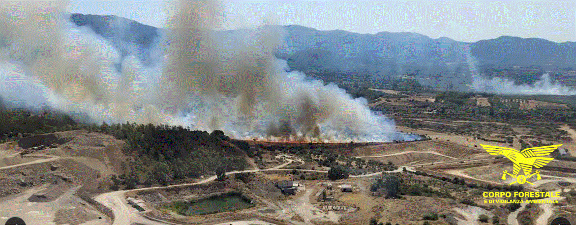 Domenica infernale in Sardegna: più di 15 incendi, ettari di macchia e bosco in cenere