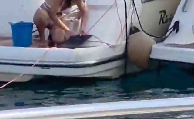 Lava i bicchieri in mare con il sapone: il video-denuncia a Ischia, ondata d'indignazione social