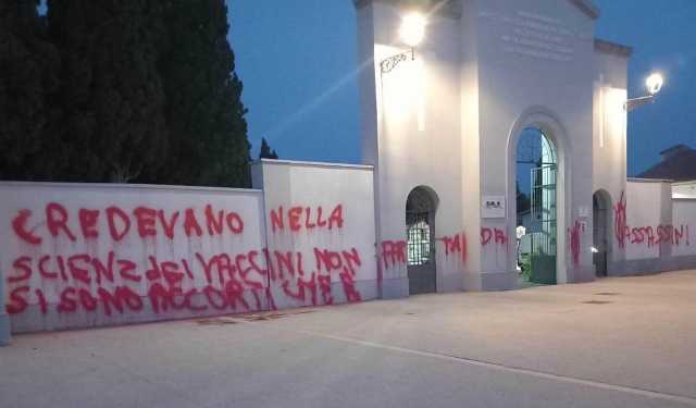 Scritte no-vax sui muri del cimitero a Oristano, il sindaco: 