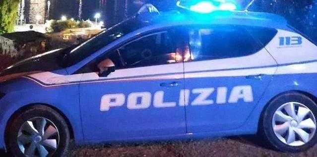 Cagliari, insulta i passeggeri sul Pf e aggredisce i poliziotti: arrestato un 37enne