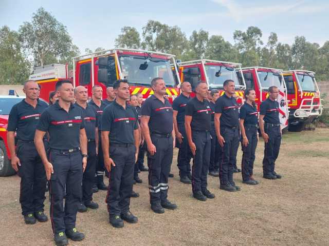 La protezione civile sarda saluta i pompieri francesi dopo la collaborazione: 