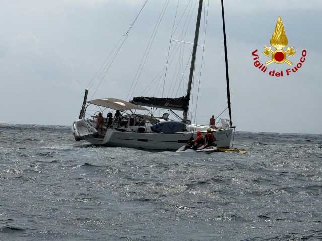 Porto Ottiolu, barca a vela di 12 metri si incaglia su una scogliera: in salvo le tre persone a bordo