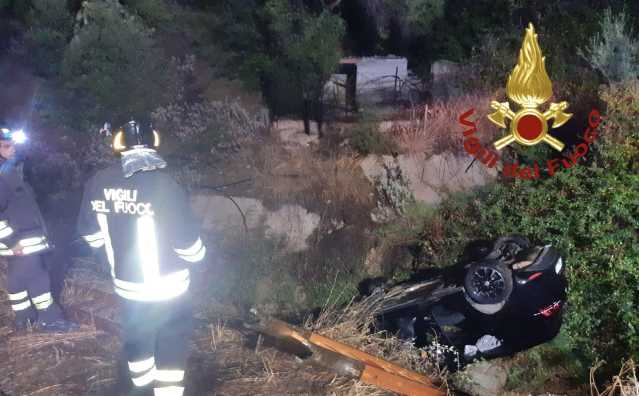 Santa Maria Coghinas, esce fuori strada: auto ribaltata dentro un canale
