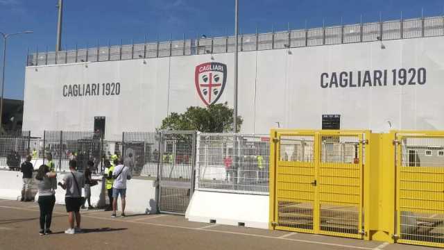 Cagliari, il Comune vieta la vendita da asporto di bottiglie di vetro e lattine per la partita contro la Fiorentina