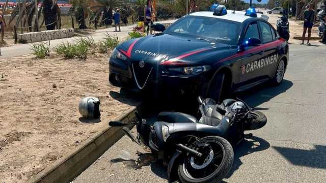 Cagliari, folle fuga con lo scooter rubato: sbatte sull'auto dei carabinieri e cade. Arrestato
