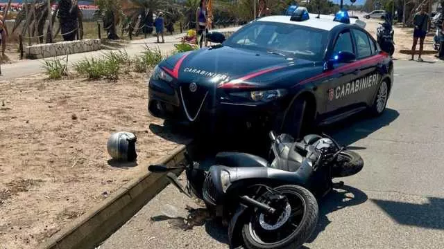 Cagliari, folle fuga con lo scooter rubato: sbatte sull'auto dei carabinieri e cade. Arrestato