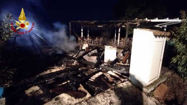 Chiosco in fiamme a Orosei: via alle indagini per stabilirne le cause