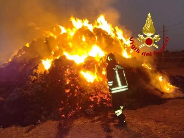 Fuoco in un fienile a Villasor sulla sp7: le operazioni di spegnimento vanno avanti sino al pomeriggio