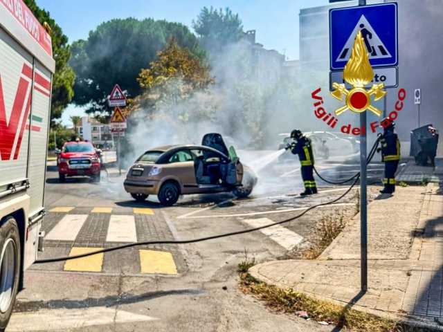Un'auto prende fuoco a Monserrato in via Decio Mure: sconosciute le cause