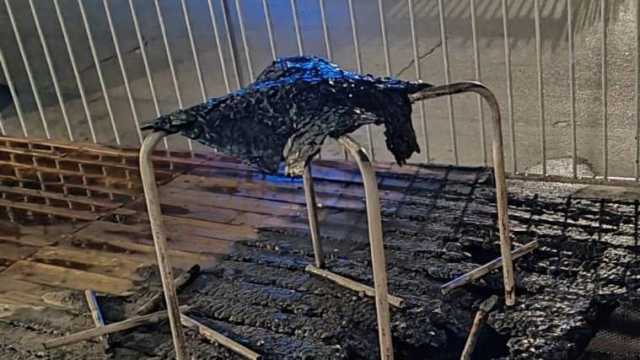 Uta, in fiamme gli arredi esterni di un bar: l'incendio sarebbe doloso