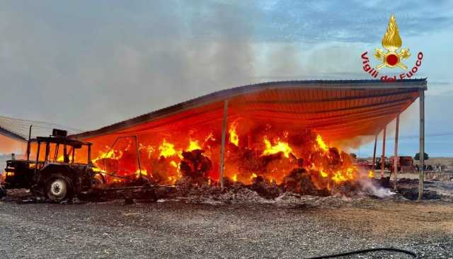 Ancora fiamme in un'azienda agricola a Monastir: fieno e mezzi in cenere (VIDEO)