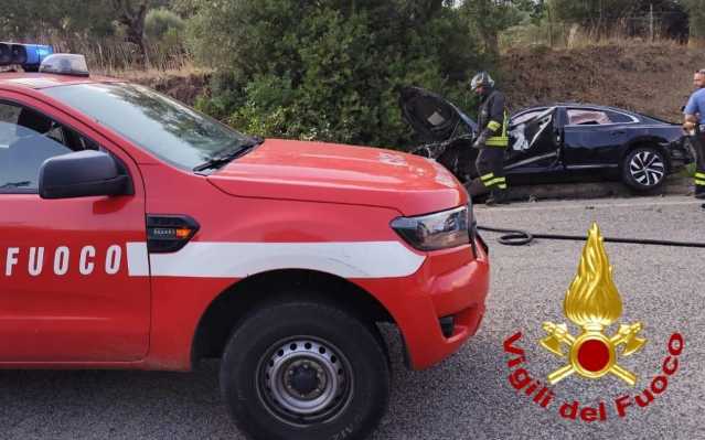 Auto si ribalta sulla provinciale 10 a Bono, paura per due bambini: arriva l'elisoccorso