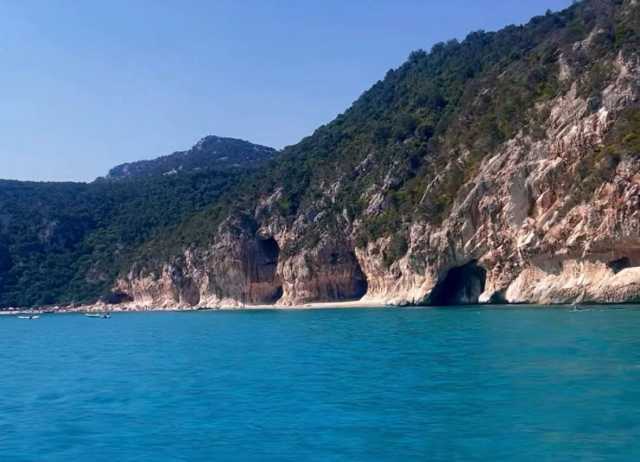 Malore fatale in spiaggia a Cala Luna: muore un turista 
